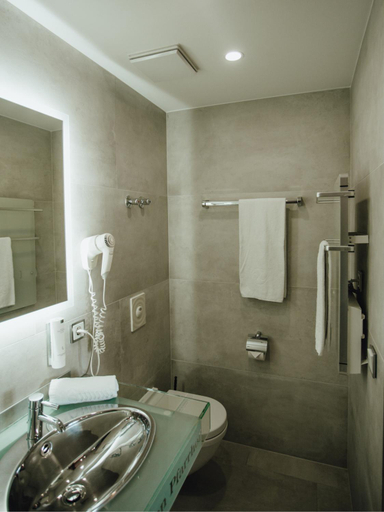Bathroom 14