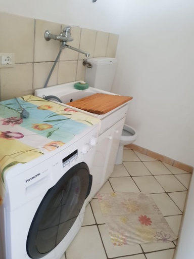 Bathroom 3, Triscina 83, Trapani
