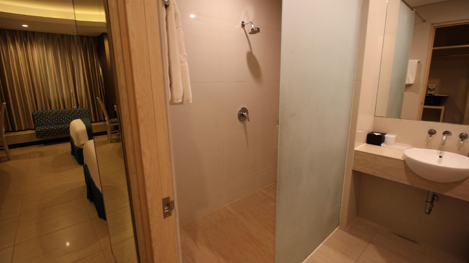 Bathroom 16