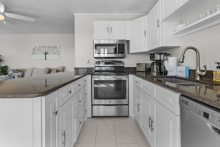 Others 4, 21591/3 Waterfront Duplex With Pool And Spa - Manor 4 Bedroom Home, Lee