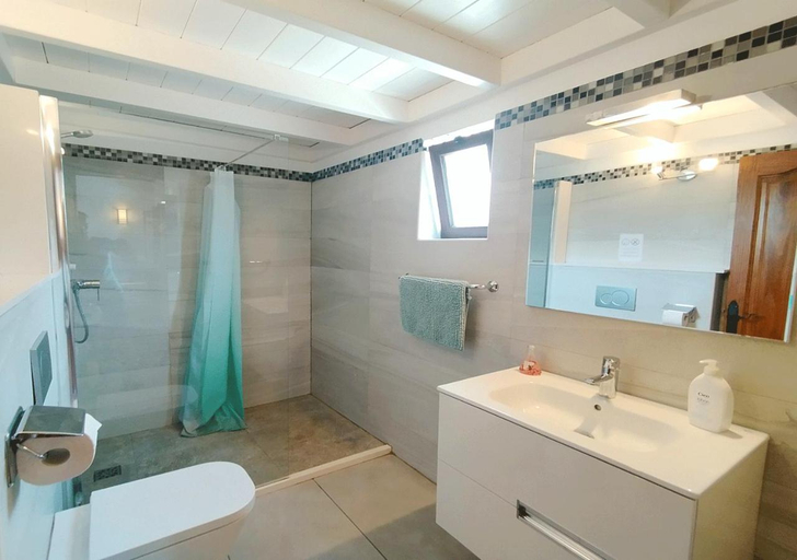 Bathroom 5, Casa-la-Costa - Villa with Pool for Groups, Families and Retreats, Las Palmas