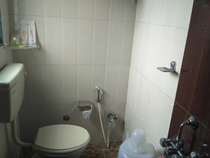 Bathroom 2, Hotel The Greetings, Pune