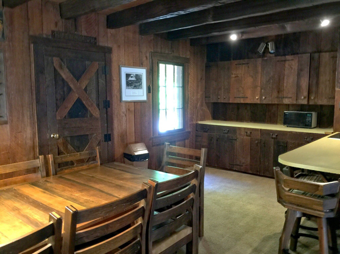Food & Drinks, 84SW - Sauna - Soaker Tub - Fireplace - Sleeps 6, Whatcom