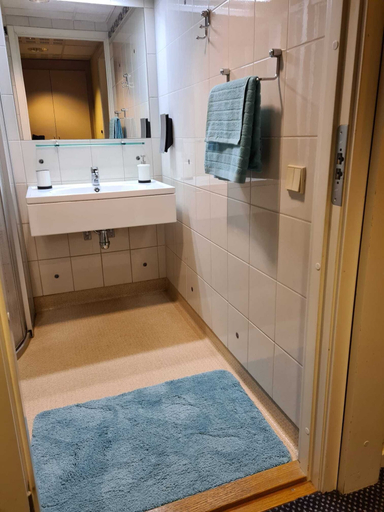 Bathroom 4, Noah Longstay, Västerås