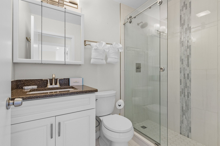 Bathroom 3, 21591/3 Waterfront Duplex With Pool And Spa - Manor 4 Bedroom Home, Lee