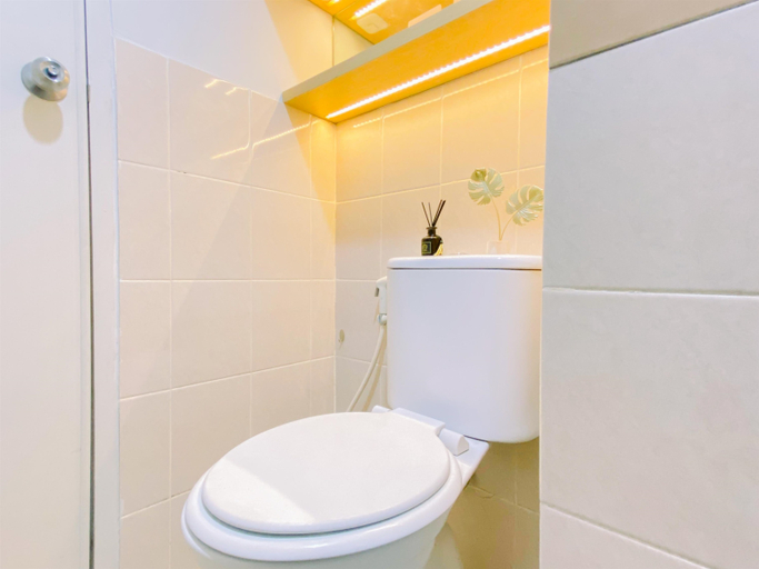 Bathroom 5, Good Place 2BR at Podomoro Golf View Apartment By Travelio, Bogor