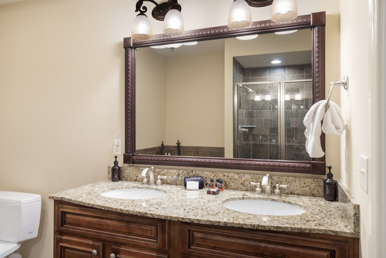 Bathroom 4, Branson Hills Getaway Sleeps 6, Taney