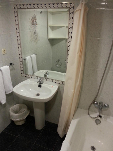 Bathroom 5, Playa Miguel Beach Club & Aparthotel, Málaga