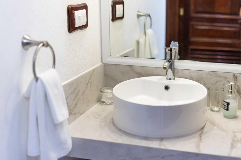 Bathroom 3, Magnifica Villa Palmeras luxurious 4 Br 6 Bds 4 Ba private pool lagoon front super fast Wifi, Benito Juárez