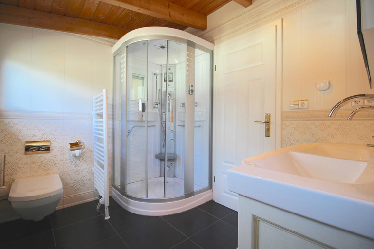 Bathroom 2, Himmelschlosschen & Chalet Rose, Garmisch-Partenkirchen