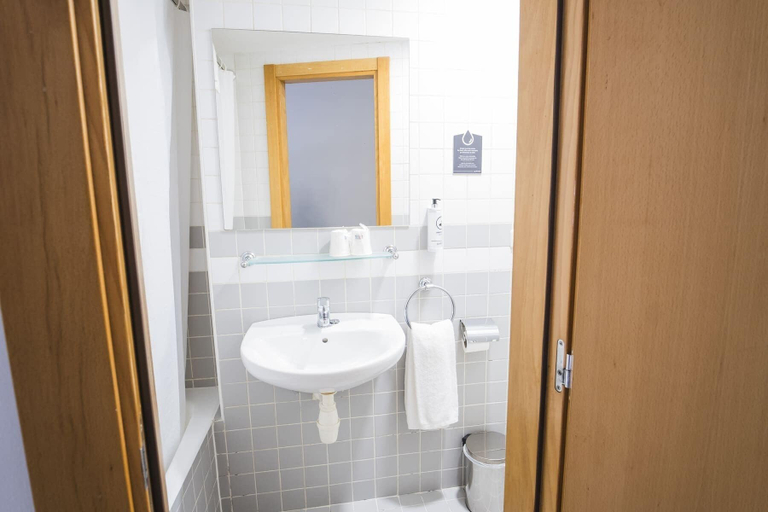 Bathroom 4, Alda Egüés Rooms, Navarra