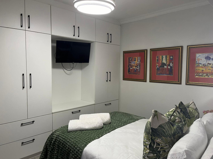 Others 4, Room @carol close, City of Cape Town