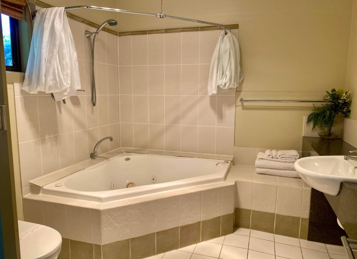 Bathroom 2, Gordon Gateway, West Coast