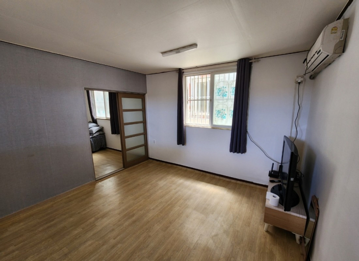 Others 4, Taean Adel Pension, Taean