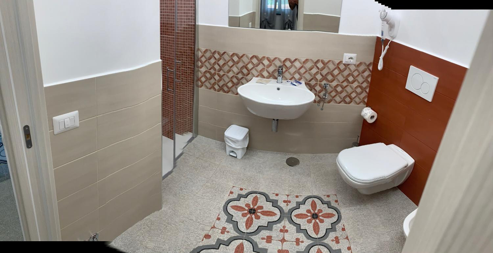 Bathroom, Il covo degli Dei, Napoli
