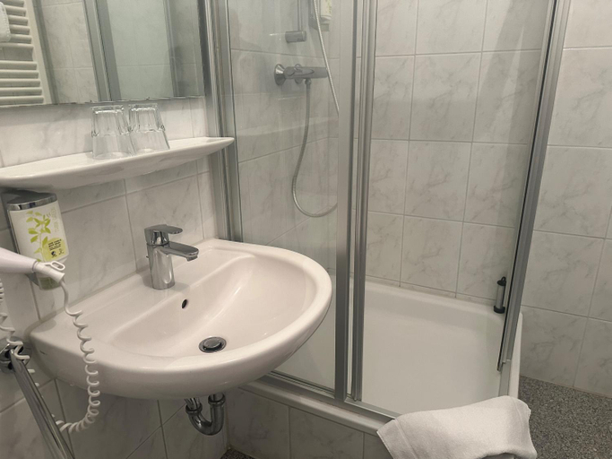 Bathroom 1, Hotel Schuetzenhaus Vorsfelde, Wolfsburg