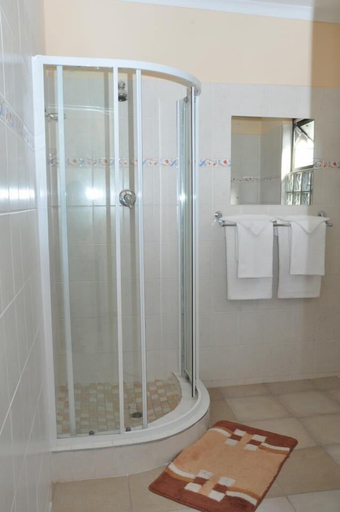 Bathroom 3, Bhedu Berry Lodge, Bulawayo