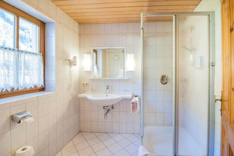 Bathroom 3, Panorama-Hotel Winklerhof, Reutte
