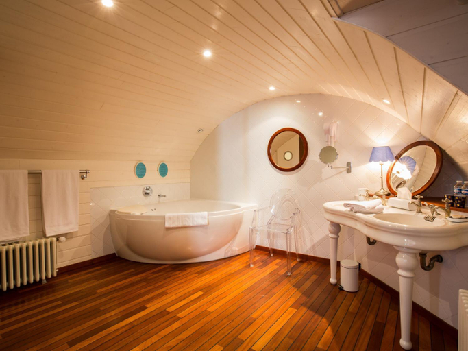 Bathroom 12