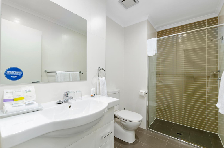 Bathroom 5, Quality Suites Pioneer Sands, Wollongong - Inner