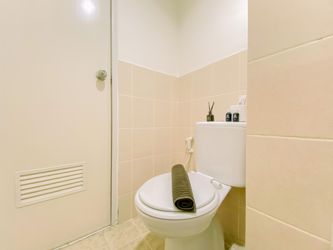 Bathroom 5, Good and Homey 2BR at Podomoro Golf View Apartment By Travelio, Bogor