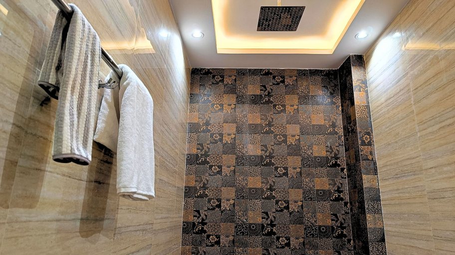 Bathroom 3, Asapin Vanymahal, Nainital