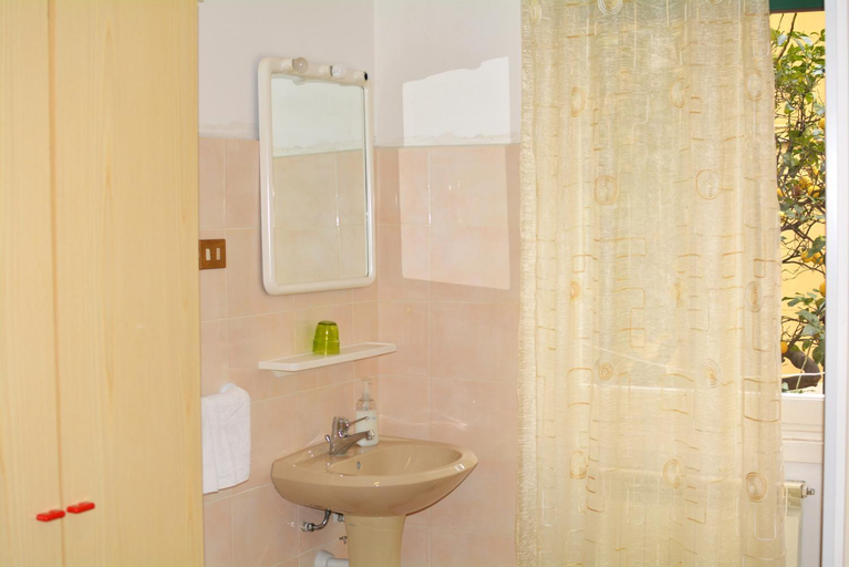 Bathroom, HOTEL LA MADUNINA, Savona