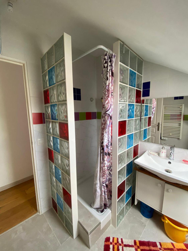Bathroom, 2 Chambres cosy a quelques pas de la Seine, 5 mins a pied de deux gare SNCF et RER A, Yvelines
