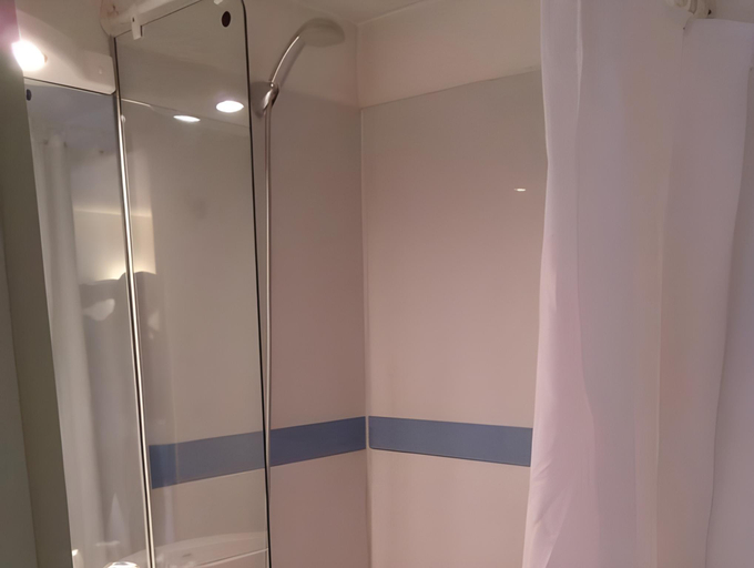 Bathroom 2, ibis budget Aix en Provence, Bouches-du-Rhône