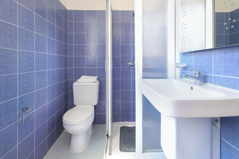 Bathroom 3, Ta Gianni