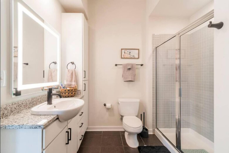 Bathroom, Luxury Apartment Uptonw Wi-Fi Gym 233, Mecklenburg