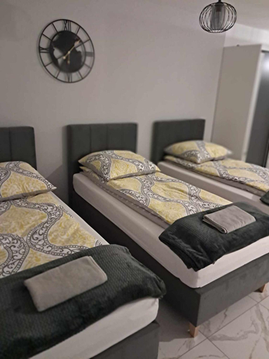 Bedroom 1, Apartament Julia 1-3 os I pietro z balkonem ze sniadaniem kontynentalnym, Kielce City