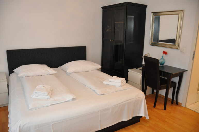 Bedroom 2, Hotel-Pension Asta, München