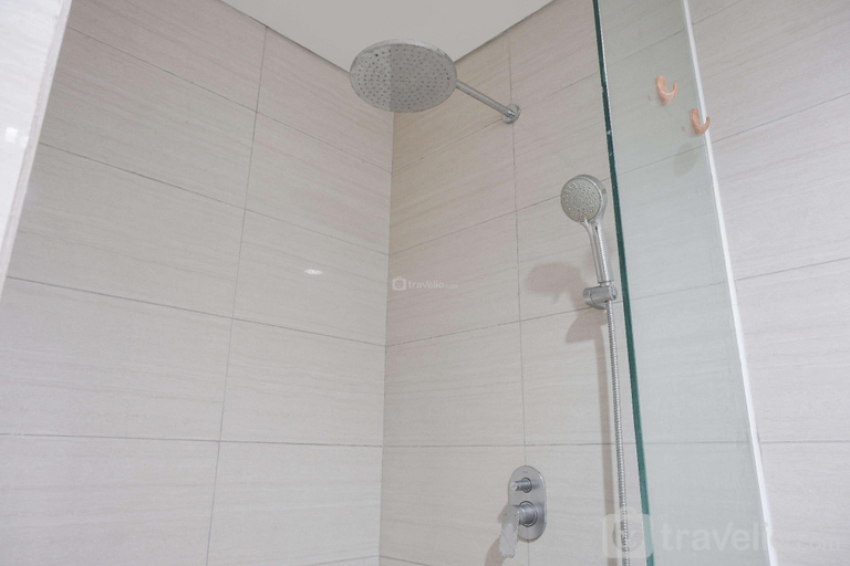 Bathroom 3, Comfy Studio at Ciputra International By Travelio, West Jakarta