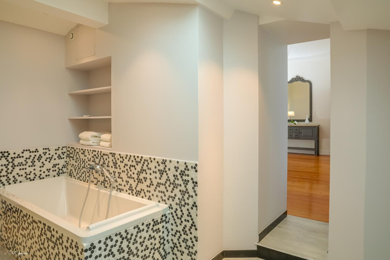 Bathroom 2, Saint-Emilion-Bordeaux-Propriete de campagne, Gironde