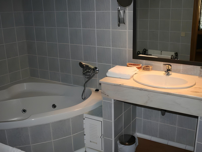 Bathroom 3, Hotel Langa, Segovia