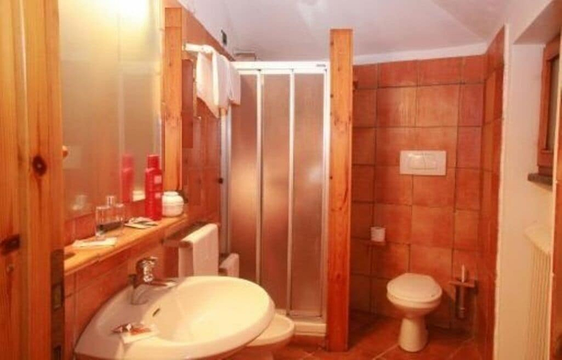 Bathroom 3, Hotel Pop, Nuoro