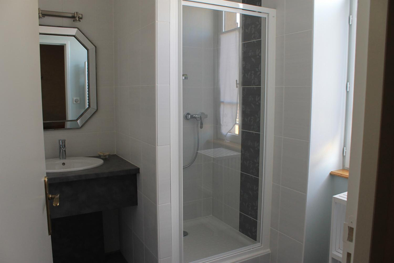 Bathroom 2, Le Moulin de Saint Verand, Saône-et-Loire