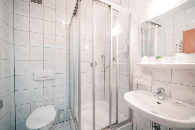 Bathroom 2, Airport Lounge Hotel Dusseldorf, Düsseldorf