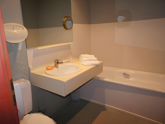 Bathroom 2, Hotel Restaurant La Cigogne, Haut-Rhin
