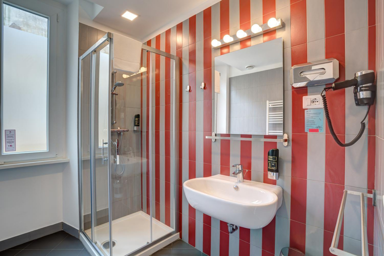 Bathroom 4, MEININGER Roma Termini, Roma