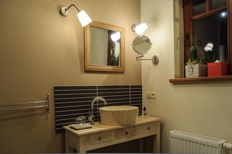 Bathroom 3, B&B Het Hof van Petronilla, Vlaams Brabant