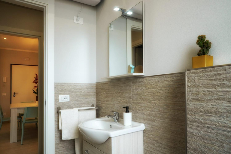 Bathroom 3, Residence Deamarina, Massa Carrara