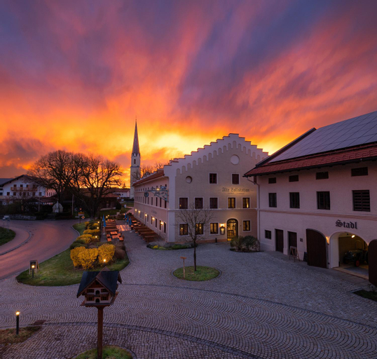 LANDHOTEL ALTE ZOLLSTATION- Historical Building, Traunstein