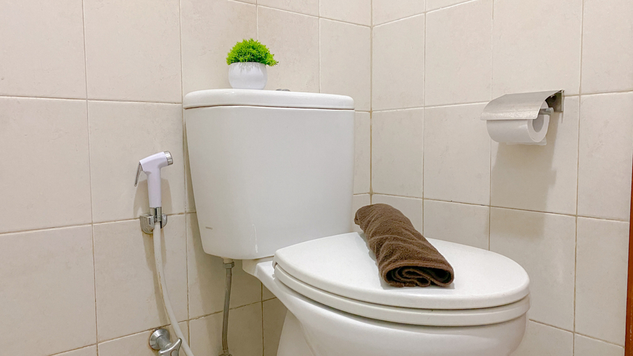 Bathroom 5, Spacious and Good 3BR at Thamrin Residence Apartment By Travelio, Central Jakarta