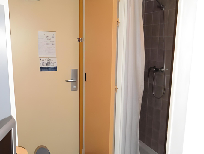 Bathroom 2, ibis budget Thonon Les Bains, Haute-Savoie