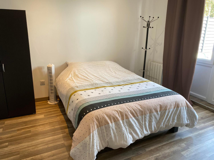 Bedroom 2, Legend- Parking prive Gratuit- Terrasse privee- Wifi - Convert - Alimentec, Ain