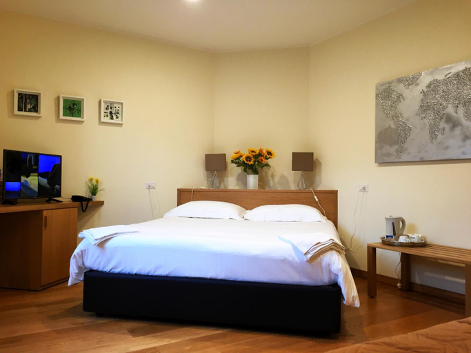 Bedroom 3, Hotel Trieste, Sondrio