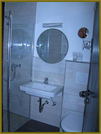 Bathroom 1, Goldner Engel, Restaurant - Hotel - Metzgerei, Miltenberg