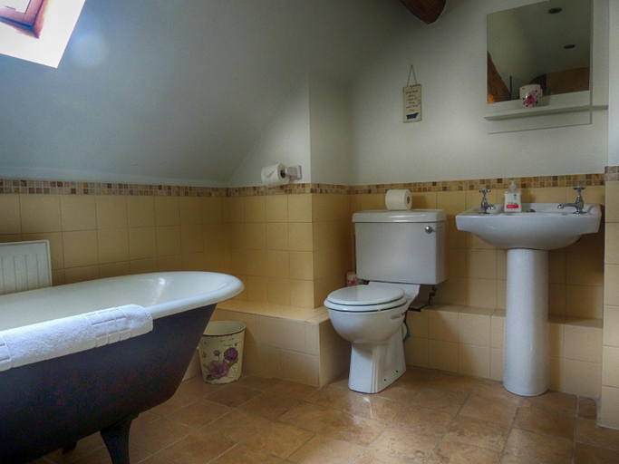 Bathroom 3, Greystones Cottage, Gloucestershire